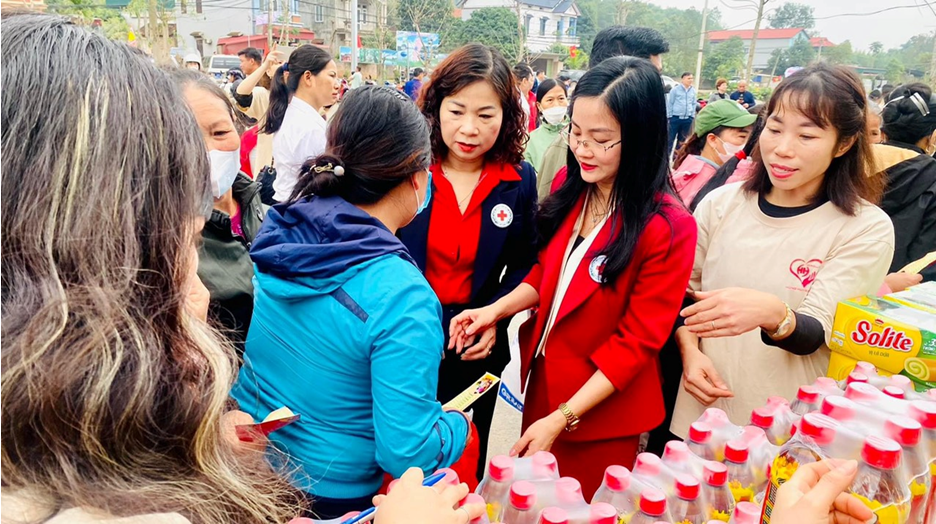 Hội Chữ thập đỏ thành phố Vĩnh Yên tổ chức Hội Chợ Tết Nhân ái cho người có hoàn cảnh khó khăn tại xã Ngọc Thanh, thành phố Phúc Yên năm 2024.