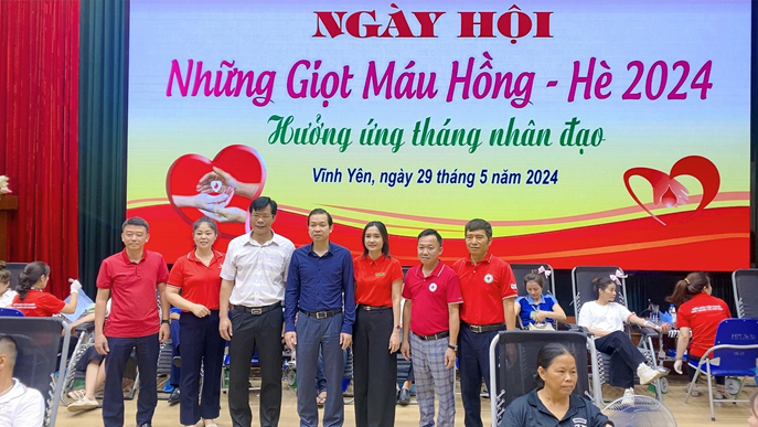 Đ/c Nguyễn Hoài Nam (áo trắng) – Đ/c Hoàng Đình Thuật (áo xanh than)