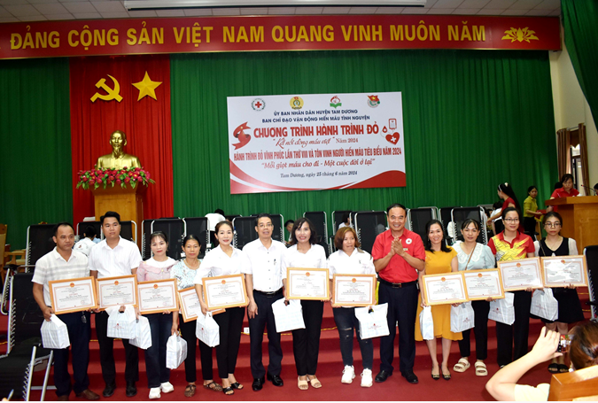 Ông Trần Phú Phương – Chủ tịch Hội chữ thập đỏ tỉnh tặng bằng khen tôn vinh người hiến máu